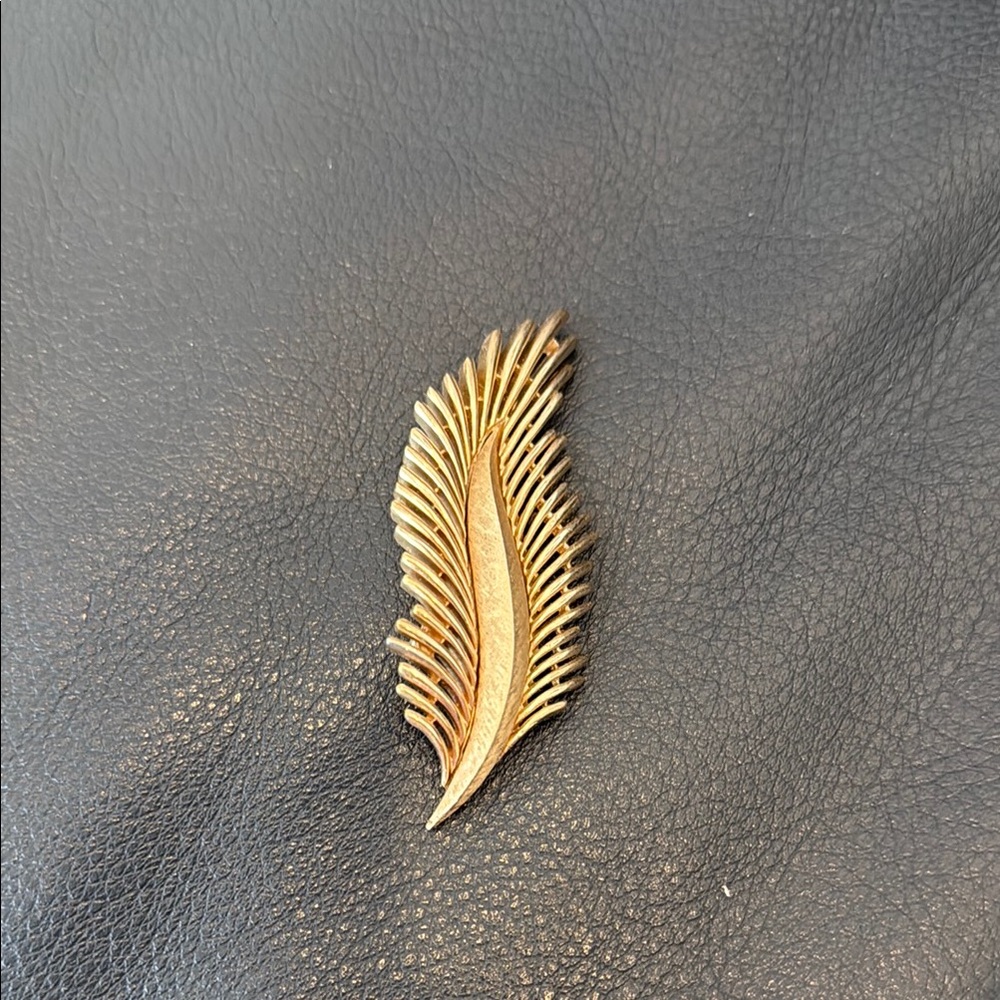 Vintage Gold Feather Pin with Intricate Detailing